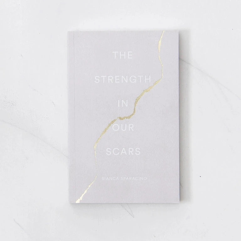 Front cover of The Strength in Our Scars by Bianca Sparacino — a mindful book about healing, resilience and self-love.